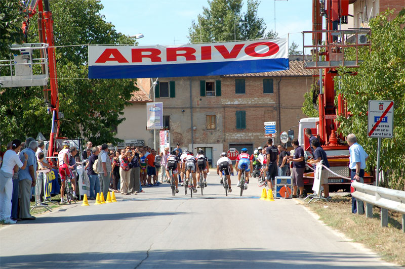 gal/2006/07 - Fondo della Valdarbia II serie/3 - Su e giu per le crete e  l arrivo/DSC_0068-01.jpg